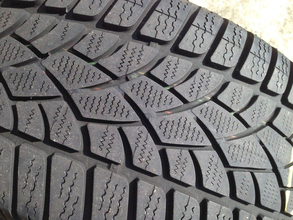 Testy zimních a letních pneumatik SUV: Jaké si vybrat?